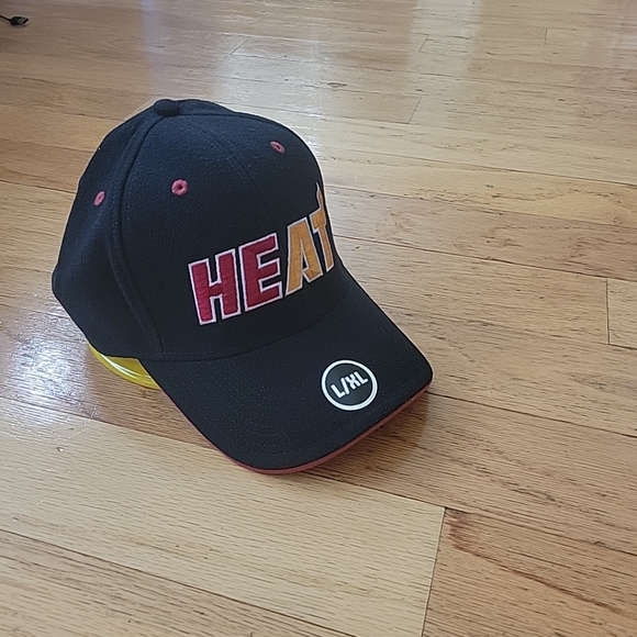 Miami Heat Black Flex Fit Red Under Visor Har Cap NBA L/ XL - Picture 2 of 8